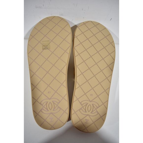 Chanel 23P Beige Quilted Charms Padded Pool Thong Logo Mule Slide Flat Sandal 41 - Picture 12 of 12